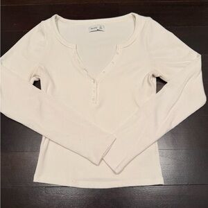 Hollister Cream Long Sleeve Tee | Quarter Buttons | Ribbed Material | Size Mediu